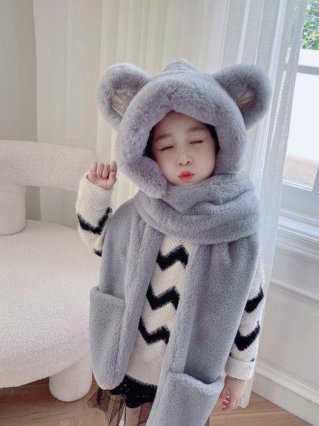 Pūkaina bērnu cepure ar šalli un 3D elementu