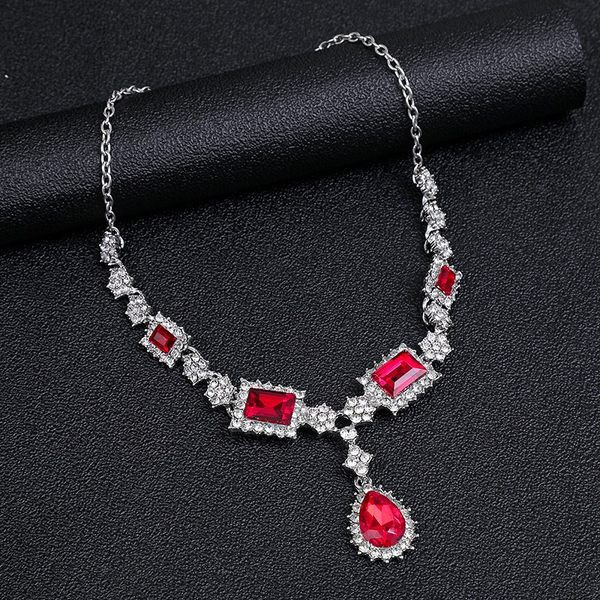 Μοντέρνο γυναικείο σετ με χρωματιστές πέτρες - δύο μέρη