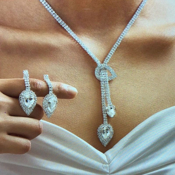 Női formális ékszerkészlet, fülbevaló és nyaklánc kövekkel