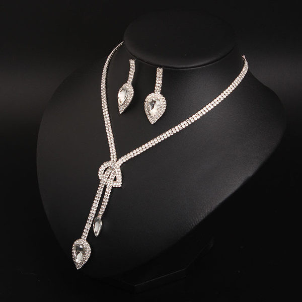 Női formális ékszerkészlet, fülbevaló és nyaklánc kövekkel