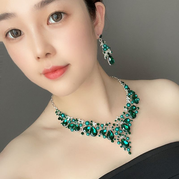 Elegants juvelierizstrādājumu komplekts auskari un kaklarota ar akmeņiem