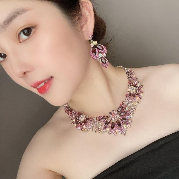 Sieviešu divdaļīgs rotu komplekts - auskari ar kaklarotu