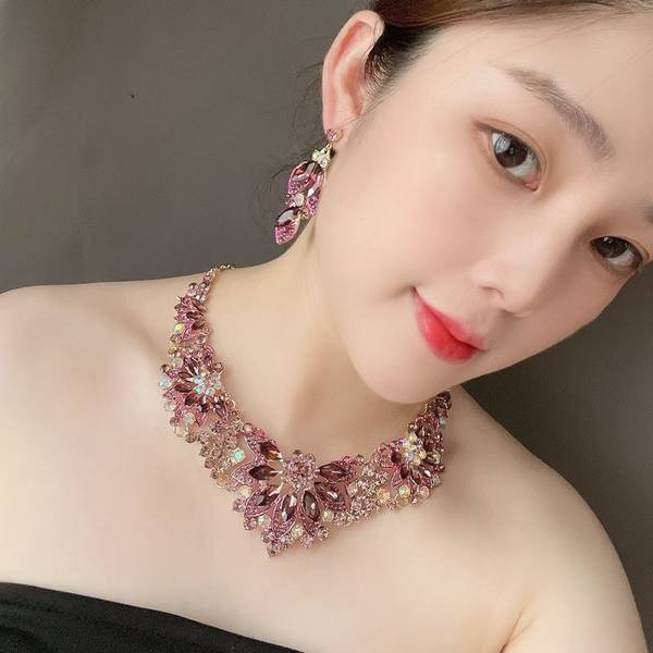 Sieviešu divdaļīgs rotu komplekts - auskari ar kaklarotu