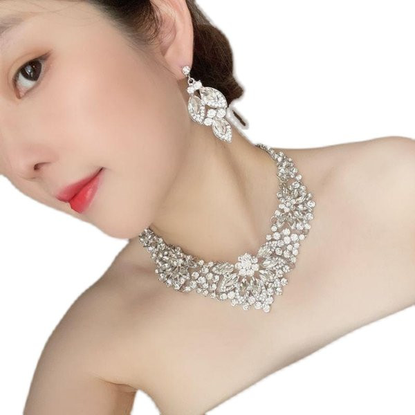 Sieviešu divdaļīgs rotu komplekts - auskari ar kaklarotu