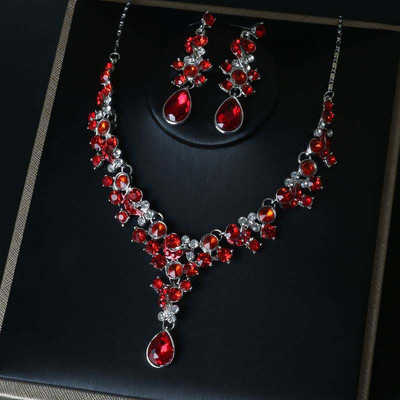 Moderns sieviešu auskaru un kaklarotas komplekts ar dekoratīviem akmeņiem