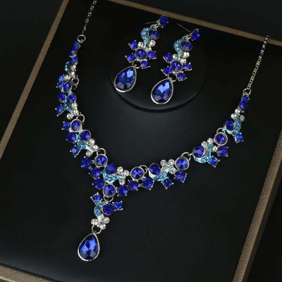 Moderns sieviešu auskaru un kaklarotas komplekts ar dekoratīviem akmeņiem