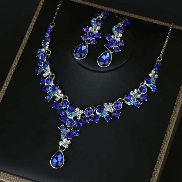 Moderns sieviešu auskaru un kaklarotas komplekts ar dekoratīviem akmeņiem