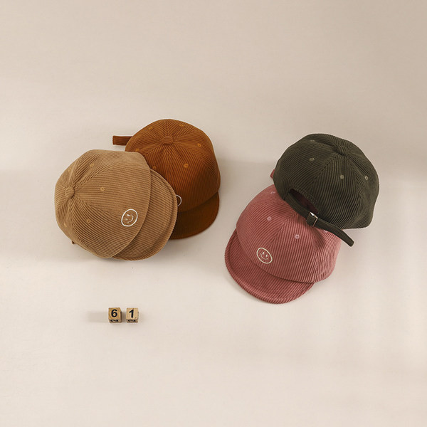 Παιδικό καπέλο ριγέ με γείσο και κέντημα