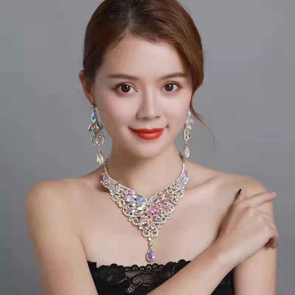 Sieviešu elegants juvelierizstrādājumu komplekts auskari un kaklarota ar akmeņiem