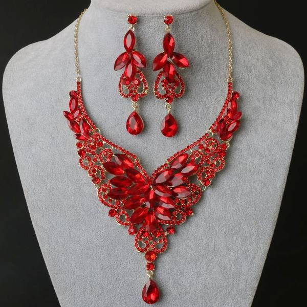 Sieviešu elegants juvelierizstrādājumu komplekts auskari un kaklarota ar akmeņiem