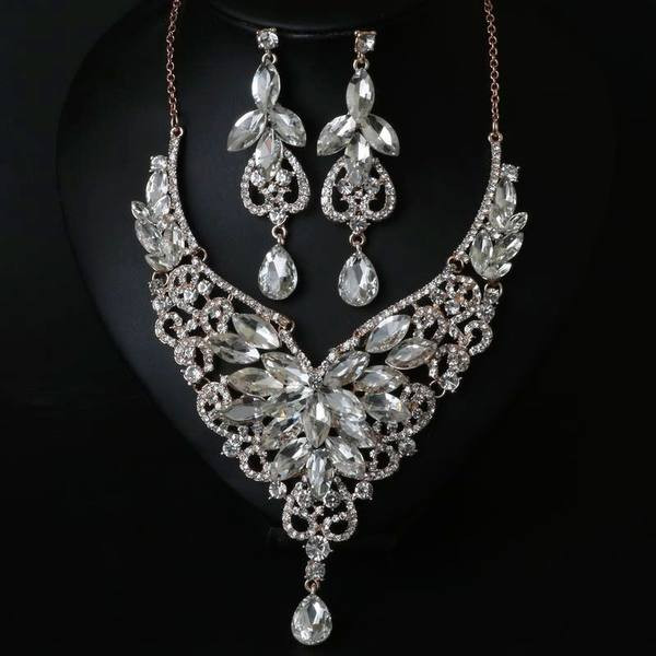 Sieviešu elegants juvelierizstrādājumu komplekts auskari un kaklarota ar akmeņiem