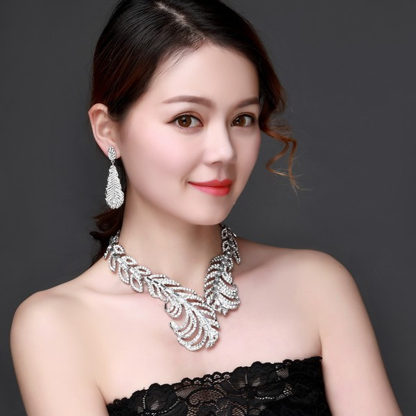 Sieviešu divdaļīgs kaklarotas un auskaru komplekts