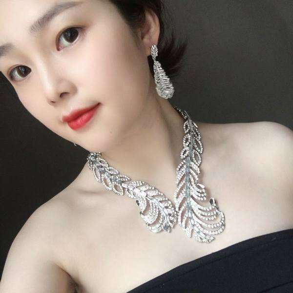 Sieviešu divdaļīgs kaklarotas un auskaru komplekts