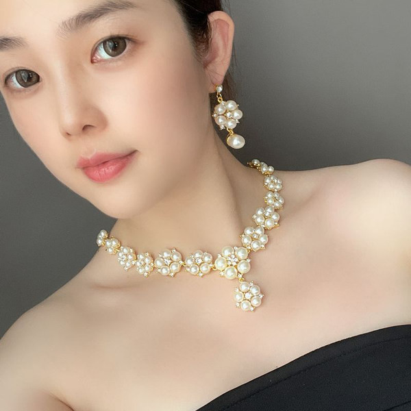 Sieviešu auskaru un kaklarotas komplekts ar ziedu motīviem