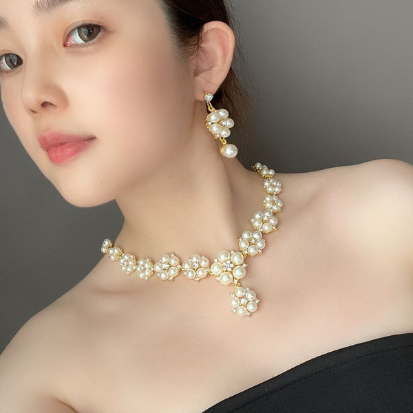 Sieviešu auskaru un kaklarotas komplekts ar ziedu motīviem