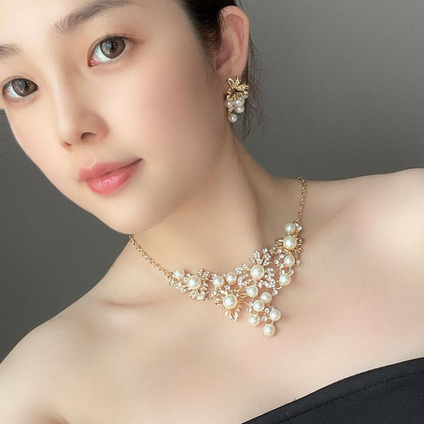 Sieviešu pērļu auskaru un kaklarotas komplekts