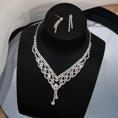 Elegants modeļu sieviešu rotaslietu komplekts no kaklarotas un auskariem ar akmeņiem