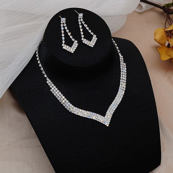 Elegants modeļu sieviešu rotaslietu komplekts no kaklarotas un auskariem ar akmeņiem