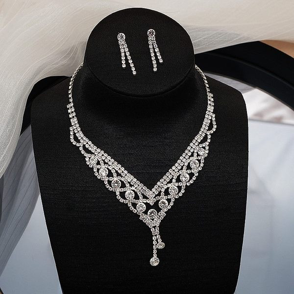 Elegants modeļu sieviešu rotaslietu komplekts no kaklarotas un auskariem ar akmeņiem