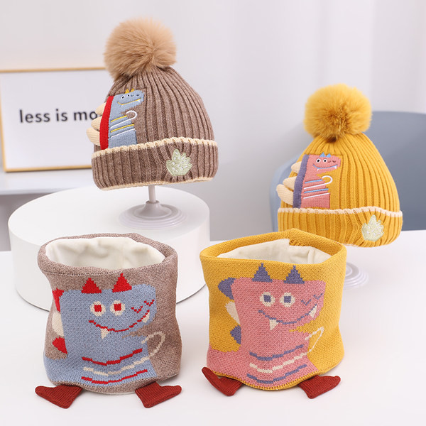 Gyermek kötött szett hímzéssel - sapka és sál