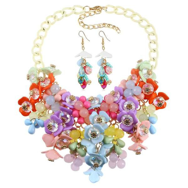 Női fülbevaló és nyaklánc virágmotívumokkal