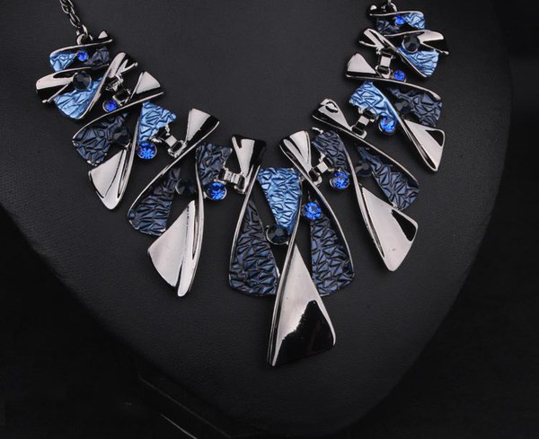 Ženski dvodijelni set - ogrlica sa kamenčićima u boji i naušnice