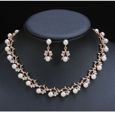 Sieviešu eleganta kaklarota ar pērlēm