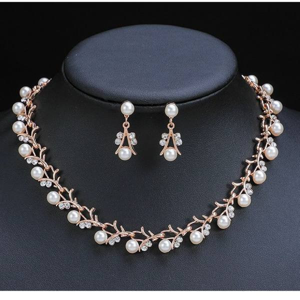 Sieviešu eleganta kaklarota ar pērlēm