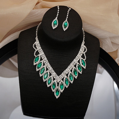 Női ékszer szett fülbevaló és nyaklánc kövekkel