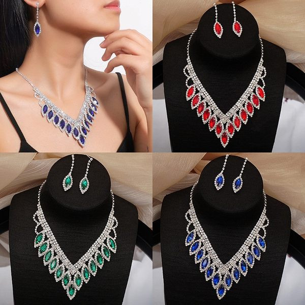 Női ékszer szett fülbevaló és nyaklánc kövekkel