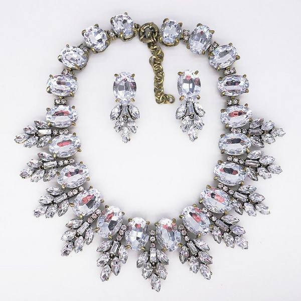 Elegants sieviešu auskaru un kaklarotas komplekts ar dekoratīviem akmeņiem