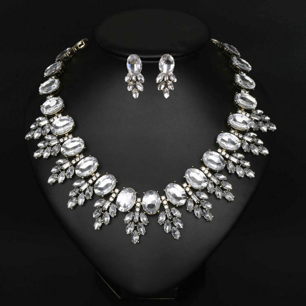 Elegants sieviešu auskaru un kaklarotas komplekts ar dekoratīviem akmeņiem