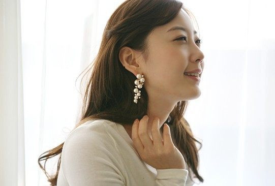 Női fülbevaló és nyaklánc gyöngyökkel és kövekkel