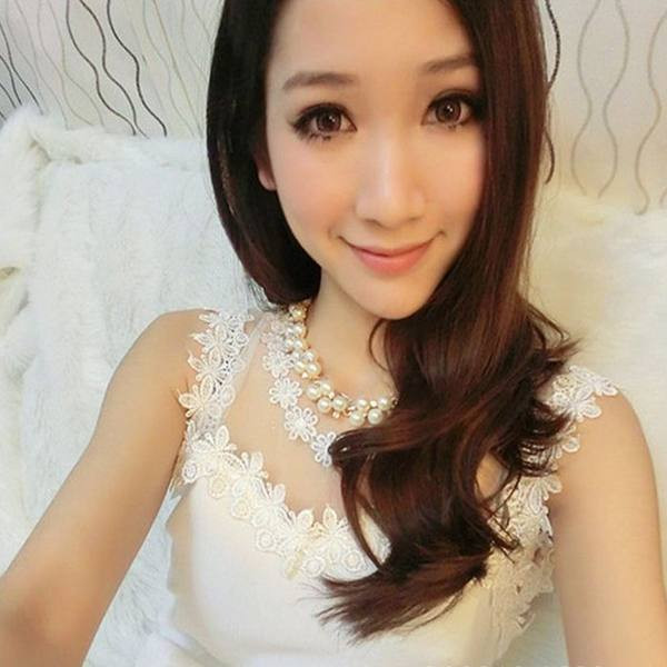 Női fülbevaló és nyaklánc gyöngyökkel és kövekkel