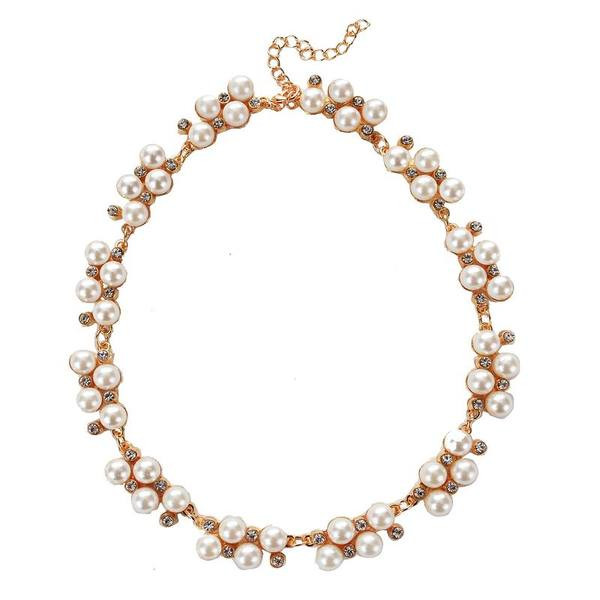 Női fülbevaló és nyaklánc gyöngyökkel és kövekkel