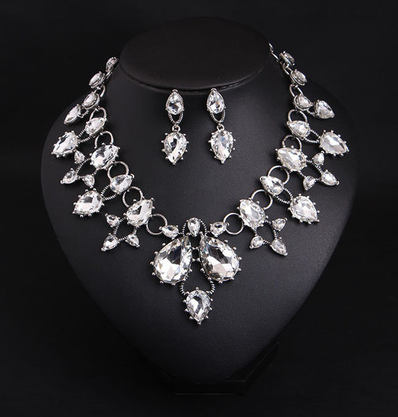 Divatos nyaklánc és fülbevaló színes kövekkel