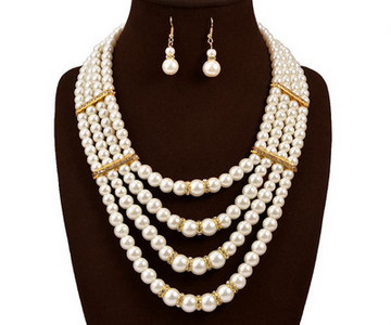 Stilīgs rotu komplekts - kaklarota ar auskariem