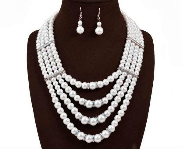 Stilīgs rotu komplekts - kaklarota ar auskariem