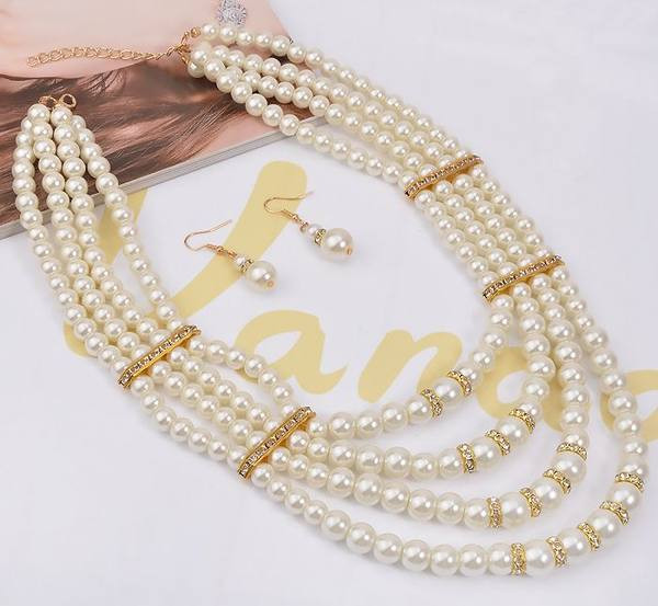 Stilīgs rotu komplekts - kaklarota ar auskariem