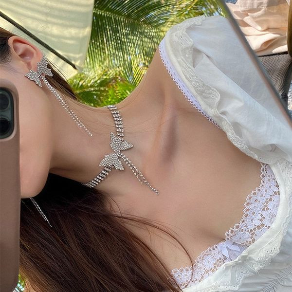 Sieviešu auskaru un kaklarotas komplekts ar akmeņiem