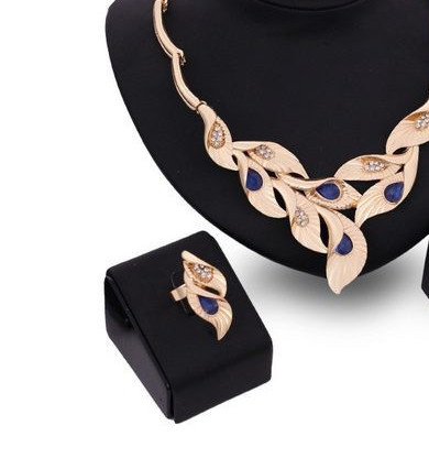 Elegants divdaļīgs rotaslietu komplekts ar akmeņiem