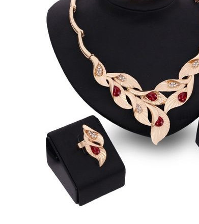 Elegants divdaļīgs rotaslietu komplekts ar akmeņiem