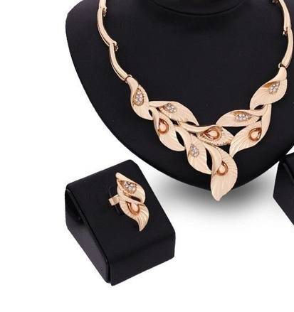 Elegants divdaļīgs rotaslietu komplekts ar akmeņiem