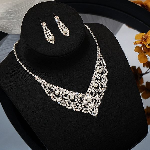 Elegants sieviešu kaklarotas un auskaru komplekts ar dekoratīviem akmeņiem