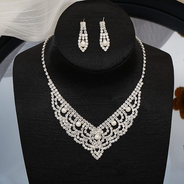 Elegants sieviešu kaklarotas un auskaru komplekts ar dekoratīviem akmeņiem