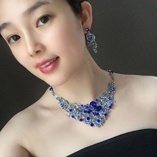 Ženska svečana ogrlica i set naušnica s kamenjem
