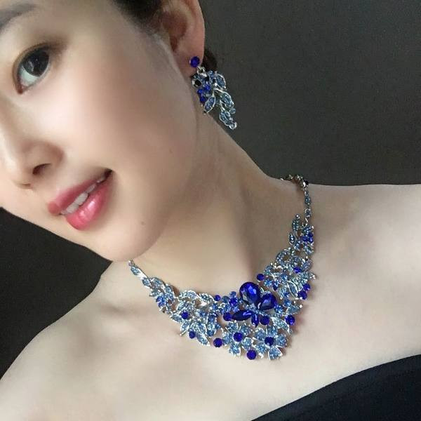 Ženska svečana ogrlica i set naušnica s kamenjem