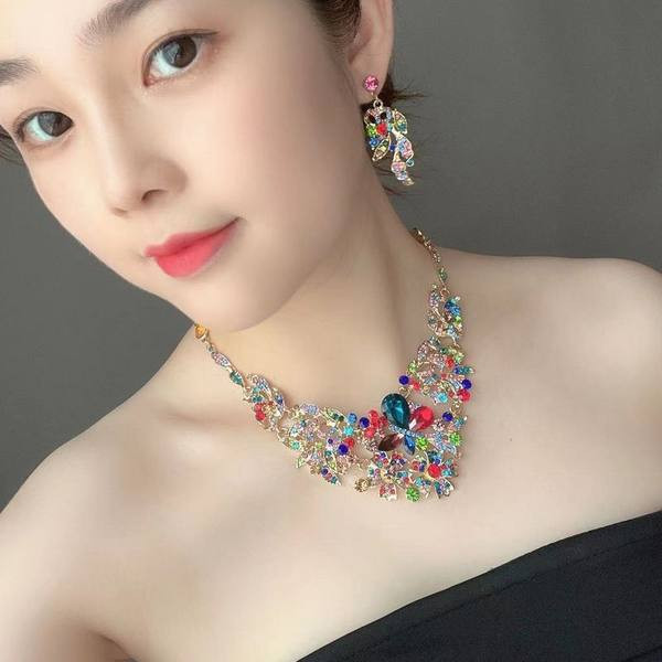 Ženska svečana ogrlica i set naušnica s kamenjem