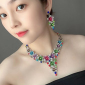Jauna modeļa sieviešu komplekts ar krāsainiem akmeņiem - kaklarota un auskari