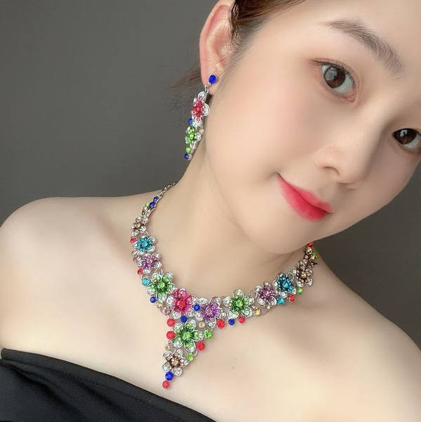Jauna modeļa sieviešu komplekts ar krāsainiem akmeņiem - kaklarota un auskari
